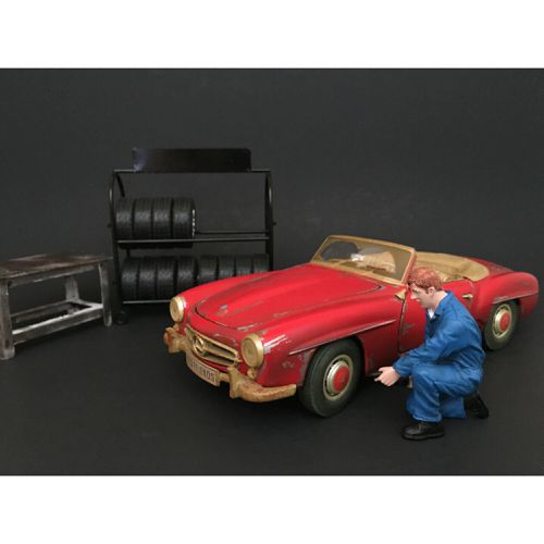 Figurine - Mechanic Tony Inflating Tire For 1/18 Models, 3.5 inch - American Diorama - Modalova