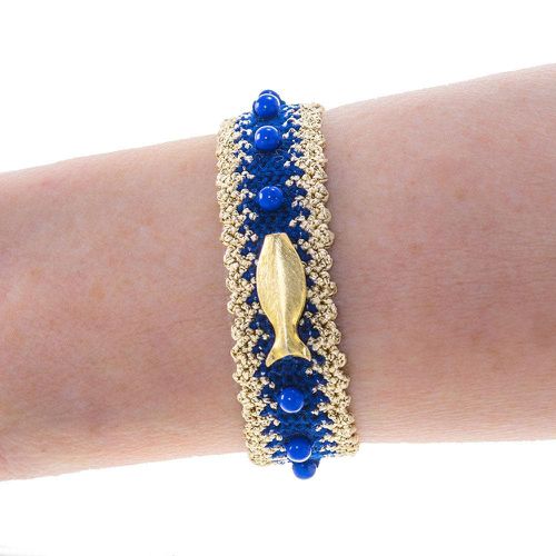 Handmade Macrame Royal Blue Gold Fish Bracelet - Elina Abatzi - Modalova