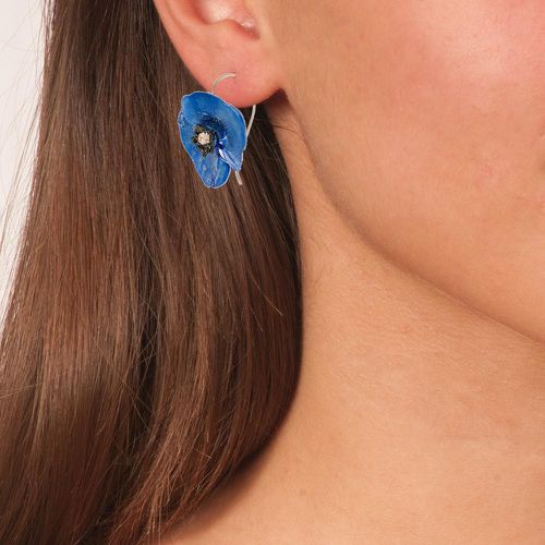Handmade Silver Blue Poppy Flower Dangle Earrings - Anna Stypsianou - Modalova