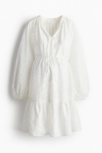 MAMA Kleid mit Broderie Anglaise Weiß, Kleider in Größe XXL. Farbe: - H&M - Modalova