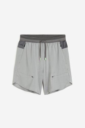 DryMove™ Sportshorts mit Stretch Grau/Dunkelgrau, Sport-Shorts in Größe S. Farbe: - H&M - Modalova