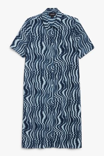 Hemdkleid in Midilänge Verschwommene Streifen, Alltagskleider Größe XXL. Farbe: - Monki - Modalova