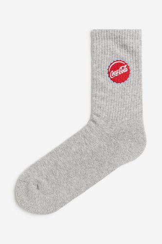 Socken mit Motiv Graumeliert/Coca-Cola in Größe 46/48. Farbe: - H&M - Modalova