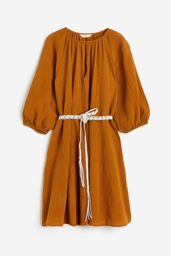 Kleid mit Bindegürtel Hellbraun, Alltagskleider in Größe XS. Farbe: - H&M - Modalova