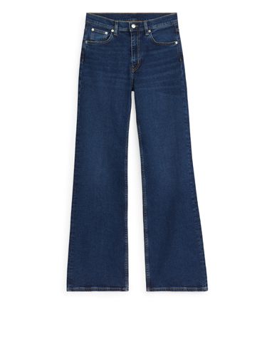 Stretch-Jeans mit ausgestelltem Bein Dunkelblau, Straight in Größe W 25. Farbe: - Arket - Modalova