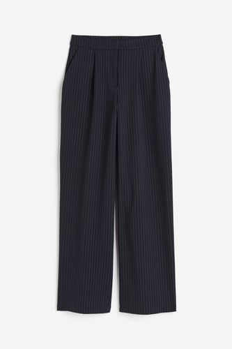 Weite Jerseyhose Marineblau/Nadelstreifen, Anzughosen in Größe L. Farbe: - H&M - Modalova