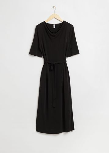 Kleid mit Wasserfallausschnitt und Gürtel Schwarz, Alltagskleider in Größe S. Farbe: - & Other Stories - Modalova