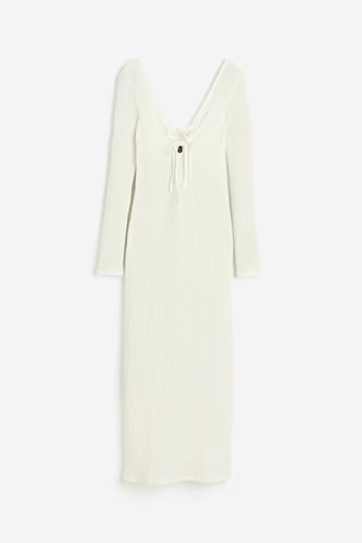 Kleid in Strukturstrick mit Bindedetail Cremefarben, Alltagskleider Größe M. Farbe: - H&M - Modalova
