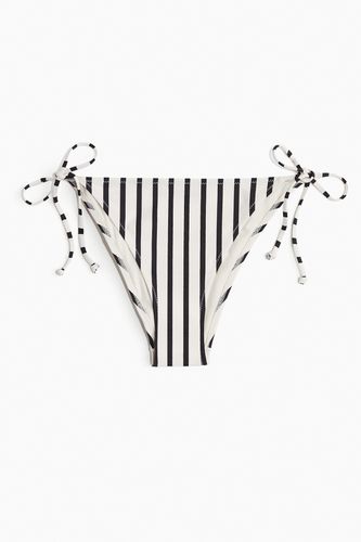 Tie-Tanga Bikinihose Weiß/Schwarz gestreift, Bikini-Unterteil in Größe 36. Farbe: - H&M - Modalova