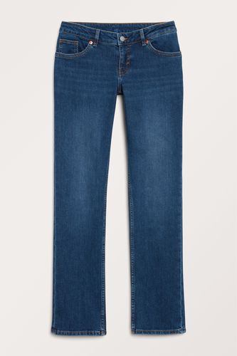 Tief sitzende Jeans mit geradem Bein Flussblau, Straight in Größe W 28. Farbe: - Monki - Modalova