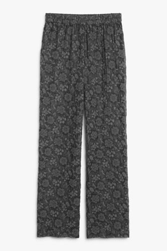 Geblümte Jacquard-Hose mit normalem Bund und weitem Bein Schwarz, Shorts in Größe XL. Farbe: - Monki - Modalova