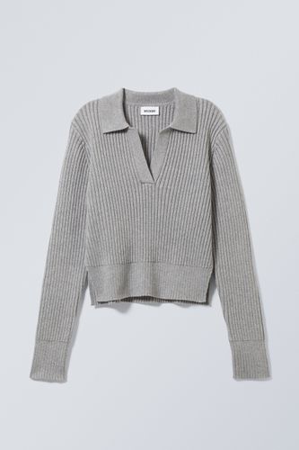 Gerippter Pullover mit Pikeekragen Halima Grau in Größe S. Farbe: - Weekday - Modalova