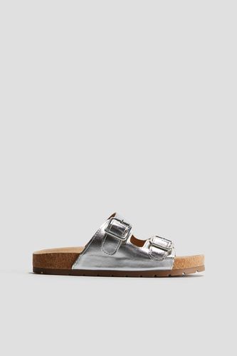 Sandalen mit zwei Riemen Silberfarben in Größe 36. Farbe: - H&M - Modalova