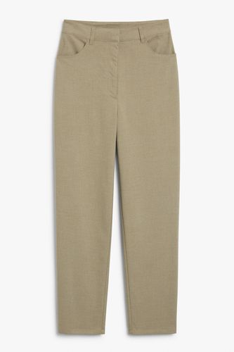 Klassische braune Hose mit geradem Bein Taupe Braun, Chinohosen in Größe 36. Farbe: - Monki - Modalova