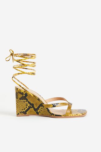 Sandalen mit Keilabsatz Gelb/Schlangenmuster, Heels in Größe 35. Farbe: - H&M - Modalova