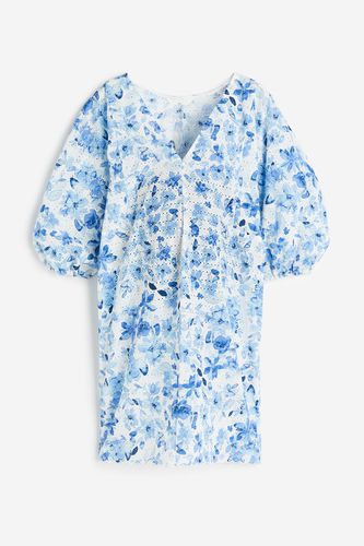 MAMA Kleid mit Broderie Anglaise Weiß/Blau geblümt, Kleider in Größe L. Farbe: - H&M - Modalova