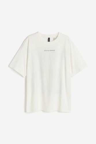 Kastiges T-Shirt mit Print Cremefarben/Ariana Grande in Größe L. Farbe: - H&M - Modalova
