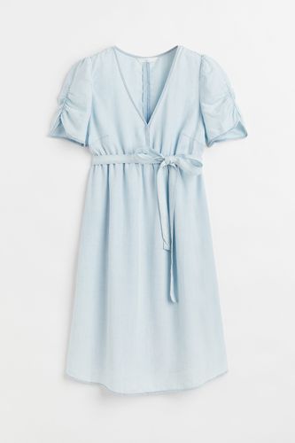 MAMA Kleid mit Bindegürtel Hellblau, Kleider in Größe XXL. Farbe: - H&M - Modalova
