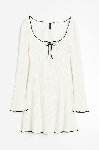 Geripptes Jerseykleid Weiß/Schwarz, Alltagskleider in Größe L. Farbe: - H&M - Modalova