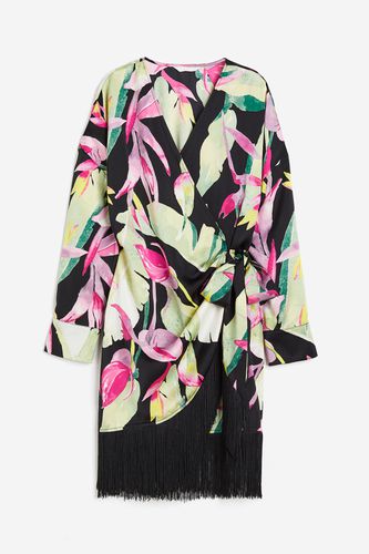 Wickelkleid aus Satin mit Fransenbesatz Schwarz/Tropische Blüten, Alltagskleider in Größe S. Farbe: - H&M - Modalova