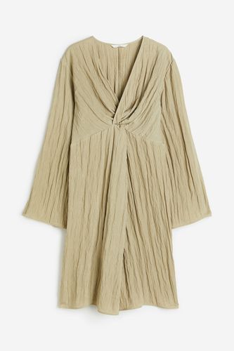 MAMA Kleid aus Crinklestoff Helles Khakigrün, Kleider in Größe L. Farbe: - H&M - Modalova