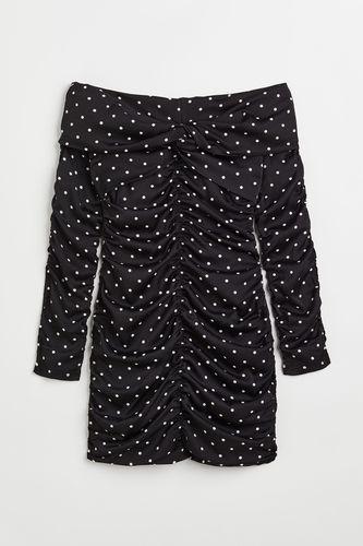 Off-Shoulder-Kleid mit Raffungen Schwarz/Gepunktet, Alltagskleider in Größe 48. Farbe: - H&M - Modalova