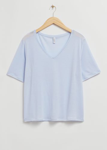 T-Shirt mit überkreuztem V-Ausschnitt Hellblau in Größe S. Farbe: - & Other Stories - Modalova