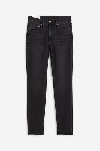 Skinny Jeans Denimschwarz in Größe 34/30. Farbe: - H&M - Modalova