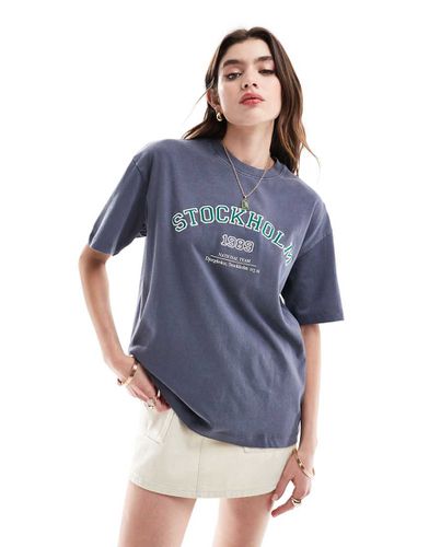 Cotton On - T-shirt oversize navy slavato con stampa "Stockholm" - Cotton:On - Modalova