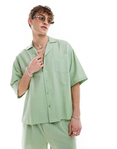 Camicia oversize da spiaggia in lino salvia con rever in coordinato - Collusion - Modalova