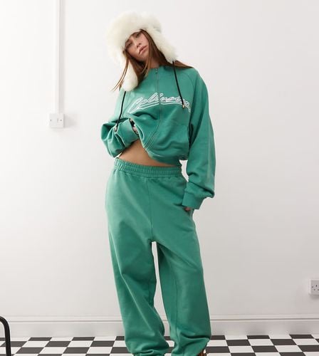 Joggers oversize con ricamo in coordinato - Collusion - Modalova