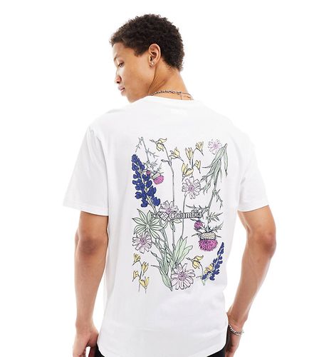 Navy Heights - T-shirt bianca con stampa floreale sulla schiena - In esclusiva per ASOS - Columbia - Modalova