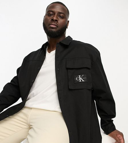 Big & Tall - Giacca nera multitasche con logo sulla tasca - Calvin Klein Jeans - Modalova