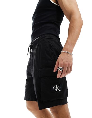 Pantaloncini cargo neri con etichetta - Calvin Klein Jeans - Modalova