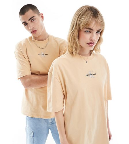 T-shirt oversize beige con logo - In esclusiva per ASOS - Calvin Klein Jeans - Modalova