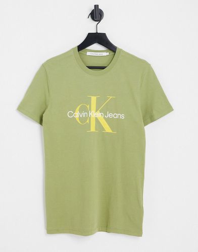 T-shirt slim kaki con logo a monogramma sul petto - Calvin Klein Jeans - Modalova
