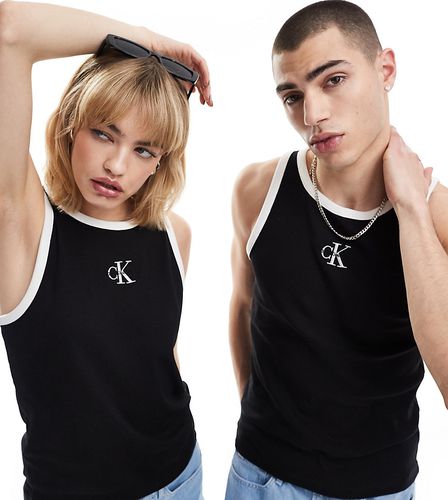 Top senza maniche con monogramma e profilo a contrasto - In esclusiva per ASOS - Calvin Klein Jeans - Modalova