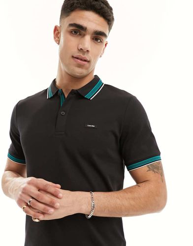 Polo in piqué elasticizzato nera con bordi a contrasto multicolore - Calvin Klein - Modalova