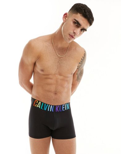 Pride Cotton Stretch - Boxer aderenti neri con logo arcobaleno - Calvin Klein - Modalova