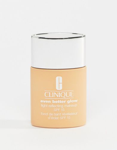 Even Better Glow - Make-up che riflette la luce SPF 15 da 30 ml - Clinique - Modalova