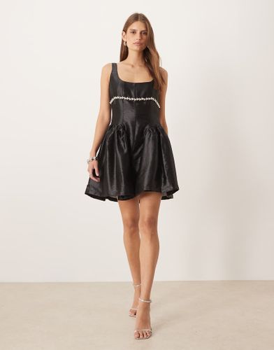 Robe babydoll courte et ornée de strass avec coutures marquées au niveau des hanches - Amy Lynn - Modalova