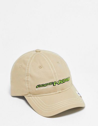 Now - Cappello con visiera beige con ricamo del logo verde - AAPE BY A BATHING APE® - Modalova
