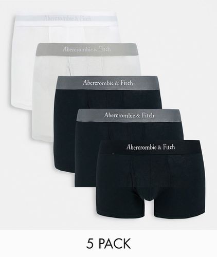 Confezione da 5 paia di boxer aderenti neri, bianchi, a righe e grigi con fascia in vita con logo - Abercrombie & Fitch - Modalova