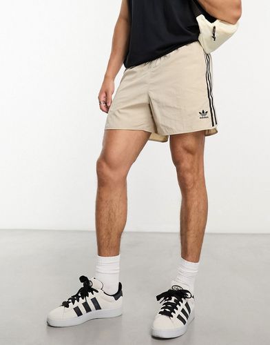 Adicolor classics - Pantaloncini stile sprinter beige con 3 strisce - adidas Originals - Modalova