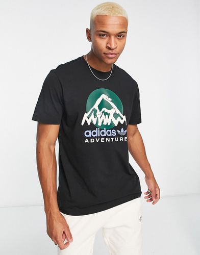 Adventure - T-shirt nera con grafica grande sul petto - adidas Originals - Modalova