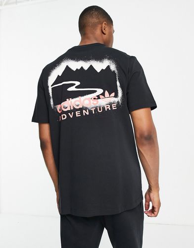 Adventure - T-shirt nera con stampa di paesaggio sul retro - adidas Originals - Modalova