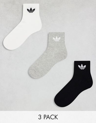 Confezione da 3 paia di calzini alla caviglia bianchi, grigi e neri - adidas Originals - Modalova
