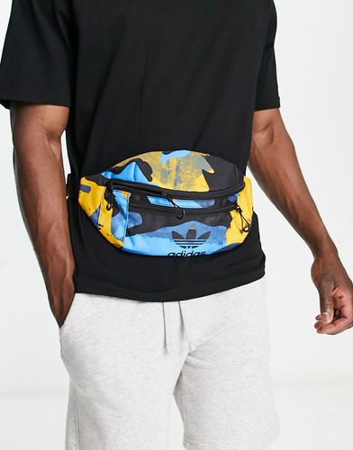 Marsupio blu mimetico con logo e grafiche - adidas Originals - Modalova