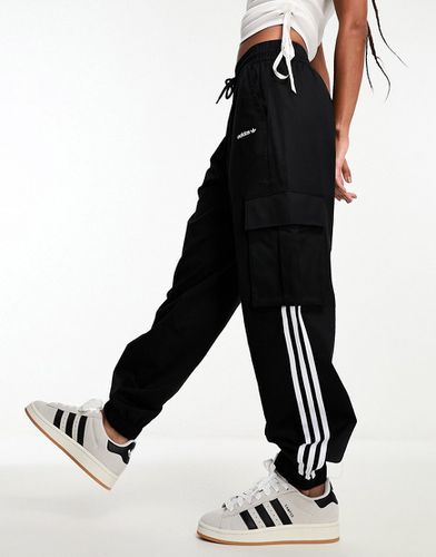 Pantaloni cargo neri con tre strisce - adidas Originals - Modalova