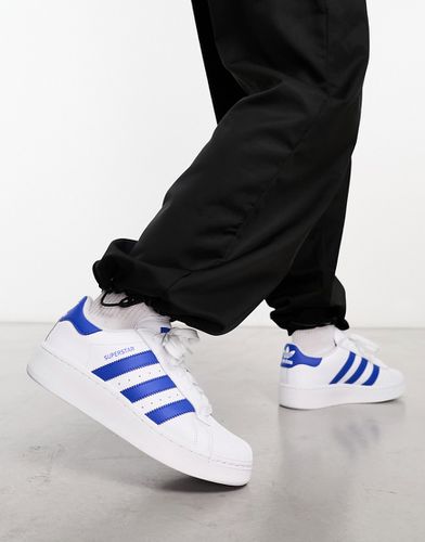 Superstar XLG - Sneakers bianche e blu - adidas Originals - Modalova